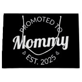 Nach Mommy Est befördert. 2025 Große Geschenktüte (Vorderseite)