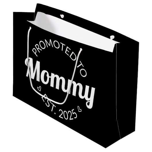 Nach Mommy Est befördert. 2025 Große Geschenktüte (Vorderseite Schrägansicht)