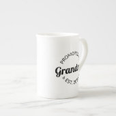 Nach Oma Est befördert. 2021 I Porzellantasse (Vorderseite Rechts)