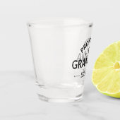 Nach Oma Est befördert. 2022 II Schnapsglas (Links)