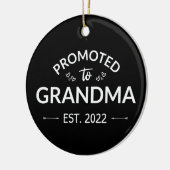 Nach Oma Est befördert. 2022 Keramik Ornament (Links)