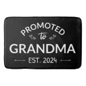 Nach Oma Est befördert. 2024 Badematte (Vorderseite)