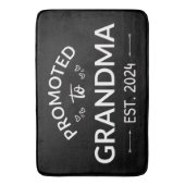 Nach Oma Est befördert. 2024 Badematte (Vorderseite Vertikal)