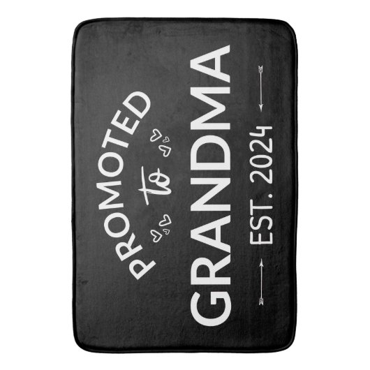 Nach Oma Est befördert. 2024 Badematte (Vorderseite Vertikal)