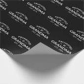 Nach Oma Est befördert. 2024 Geschenkpapier (Ecke)