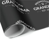 Nach Oma Est befördert. 2024 Geschenkpapier (Rolleneckpunkt)