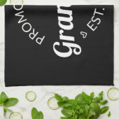 Nach Oma Est befördert. 2024 I Geschirrtuch (Gefaltet)