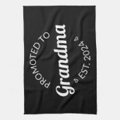 Nach Oma Est befördert. 2024 I Geschirrtuch (Vertikal)