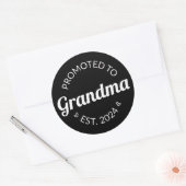 Nach Oma Est befördert. 2024 I Runder Aufkleber (Umschlag)