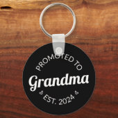 Nach Oma Est befördert. 2024 I Schlüsselanhänger (Rückseite)