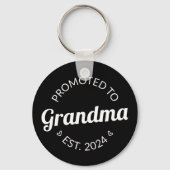 Nach Oma Est befördert. 2024 I Schlüsselanhänger (Rückseite)