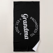 Nach Oma Est befördert. 2024 I Strandtuch (Vorderseite)