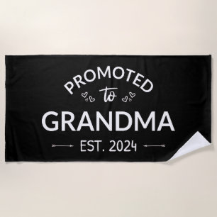 Nach Oma Est befördert. 2024 Strandtuch