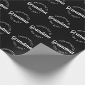 Nach Oma Est befördert. 2025 Geschenkpapier (Ecke)