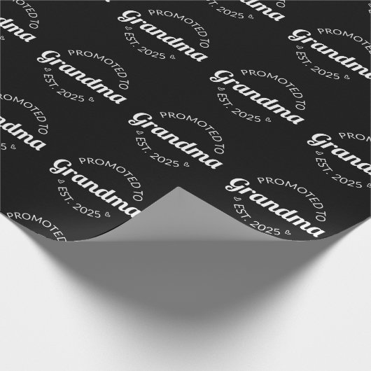 Nach Oma Est befördert. 2025 Geschenkpapier (Ecke)