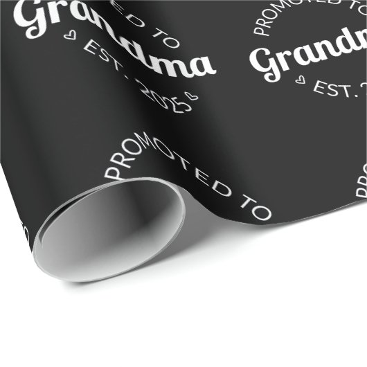 Nach Oma Est befördert. 2025 Geschenkpapier (Rolleneckpunkt)