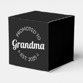 Nach Oma Est befördert. 2025 Geschenkschachtel (Rückseite)