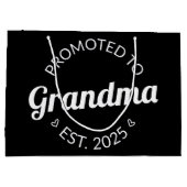 Nach Oma Est befördert. 2025 Große Geschenktüte (Rückseite)