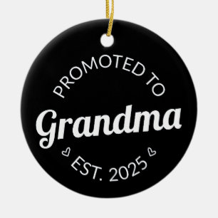 Nach Oma Est befördert. 2025 Keramik Ornament