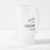 Nach Oma Est befördert. 2025 Mattglas Bierglas (VorderseiteRechts)