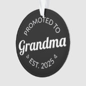 Nach Oma Est befördert. 2025 Ornament (Vorderseite)