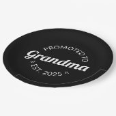 Nach Oma Est befördert. 2025 Pappteller (Schrägansicht)