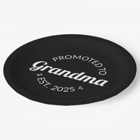 Nach Oma Est befördert. 2025 Pappteller (Schrägansicht)