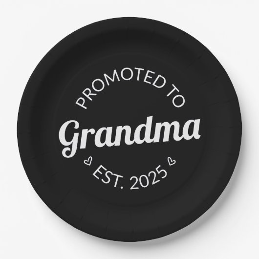 Nach Oma Est befördert. 2025 Pappteller (Vorderseite)