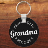 Nach Oma Est befördert. 2025 Schlüsselanhänger (Vorderseite)