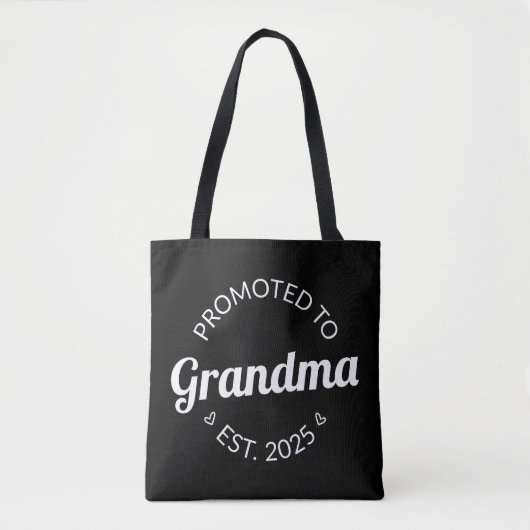 Nach Oma Est befördert. 2025 Tasche (Vorderseite)