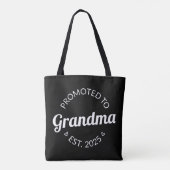 Nach Oma Est befördert. 2025 Tasche (Rückseite)