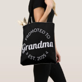 Nach Oma Est befördert. 2025 Tasche (Von Nahem)