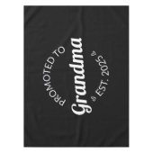 Nach Oma Est befördert. 2025 Tischdecke (Vorderseite)