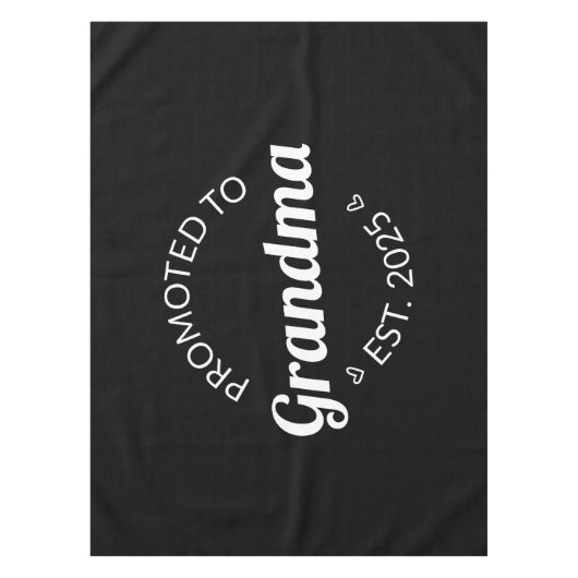 Nach Oma Est befördert. 2025 Tischdecke (Vorderseite)