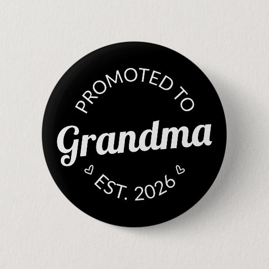 Nach Oma Est befördert. 2026 Button (Vorderseite)