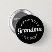 Nach Oma Est befördert. 2026 Button (Vorne & Hinten)