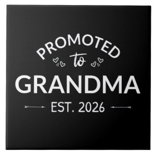 Nach Oma Est befördert. 2026 Fliese