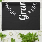 Nach Oma Est befördert. 2026 Geschirrtuch (Gefaltet)