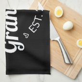 Nach Oma Est befördert. 2026 Geschirrtuch (Viertel Falte)