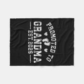 Nach Oma Est befördert. 2026 Großeltern Baby an Fleecedecke (Vorderseite (Horizontal))