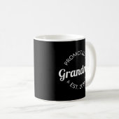Nach Oma Est befördert. 2026 Kaffeetasse (VorderseiteRechts)