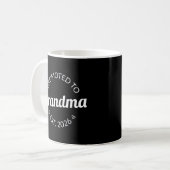 Nach Oma Est befördert. 2026 Kaffeetasse (Vorderseite Links)