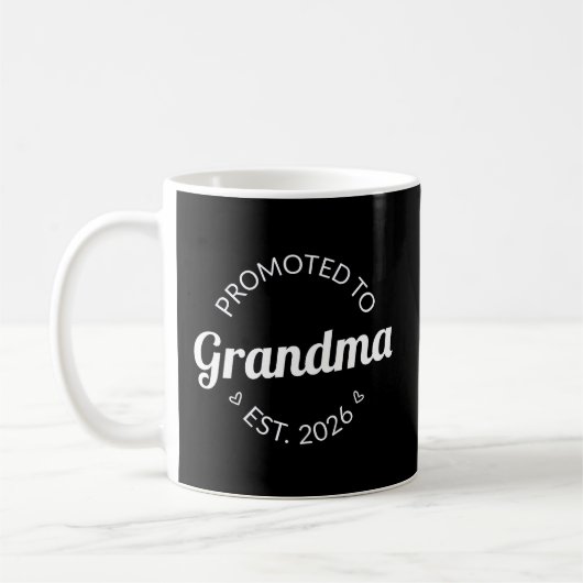 Nach Oma Est befördert. 2026 Kaffeetasse (Links)