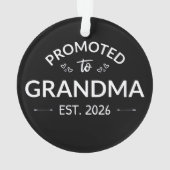 Nach Oma Est befördert. 2026 Ornament (Rückseite)