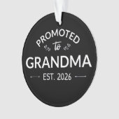 Nach Oma Est befördert. 2026 Ornament (Vorderseite)