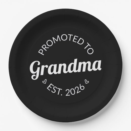 Nach Oma Est befördert. 2026 Pappteller (Vorderseite)