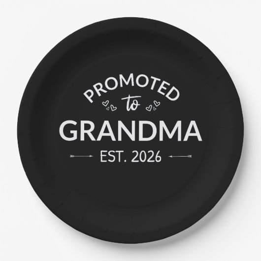 Nach Oma Est befördert. 2026 Pappteller (Vorderseite)