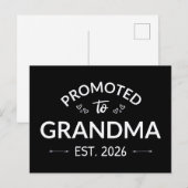 Nach Oma Est befördert. 2026 Postkarte (Vorne/Hinten)