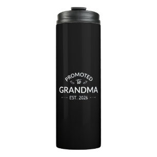Nach Oma Est befördert. 2026 Thermosbecher