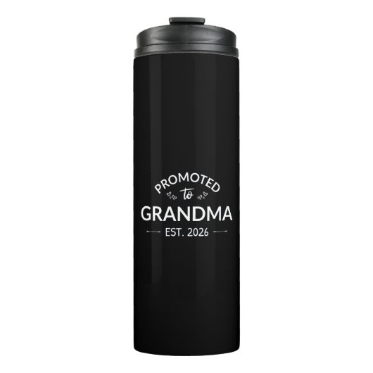 Nach Oma Est befördert. 2026 Thermosbecher (Vorderseite)